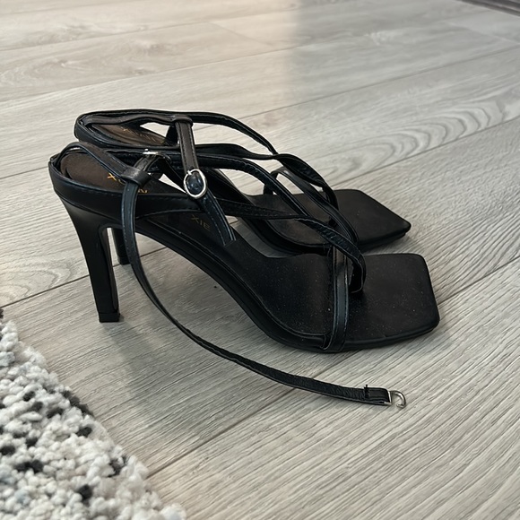 BLACK STILETTOS - Picture 3 of 4